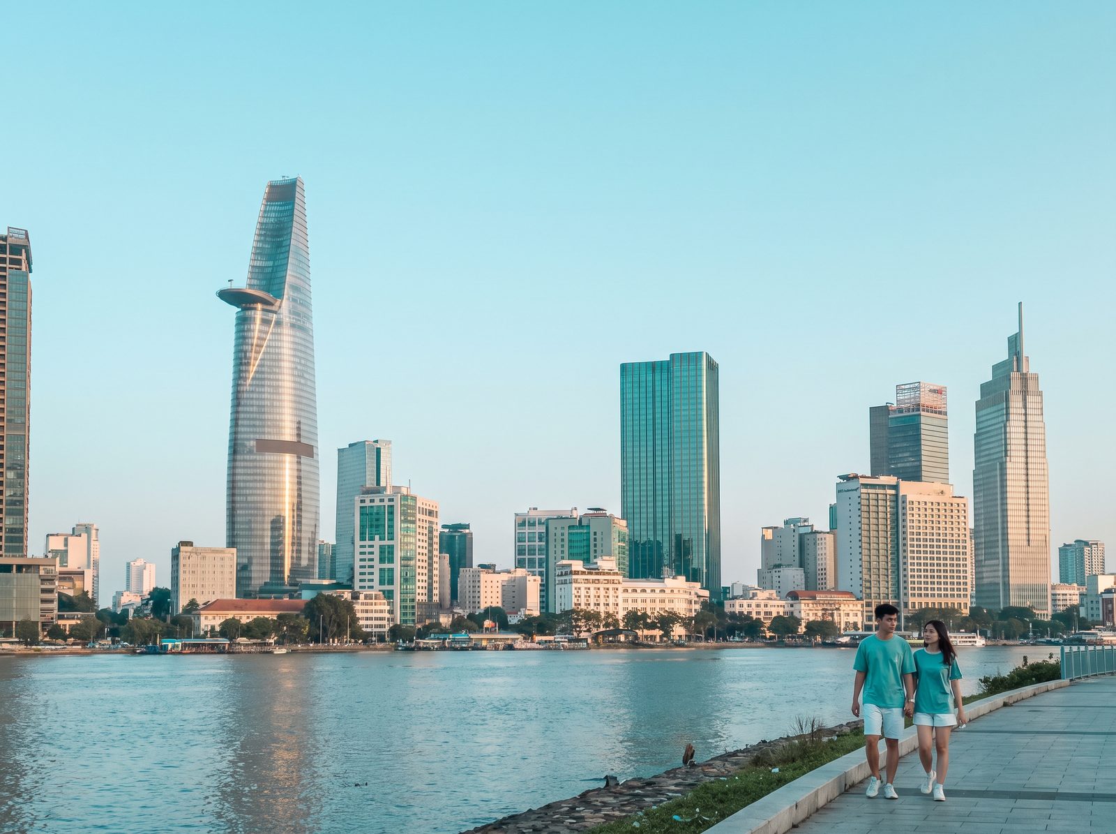 Đường chân trời TP. Hồ Chí Minh nhìn từ bờ sông Thủ Thiêm