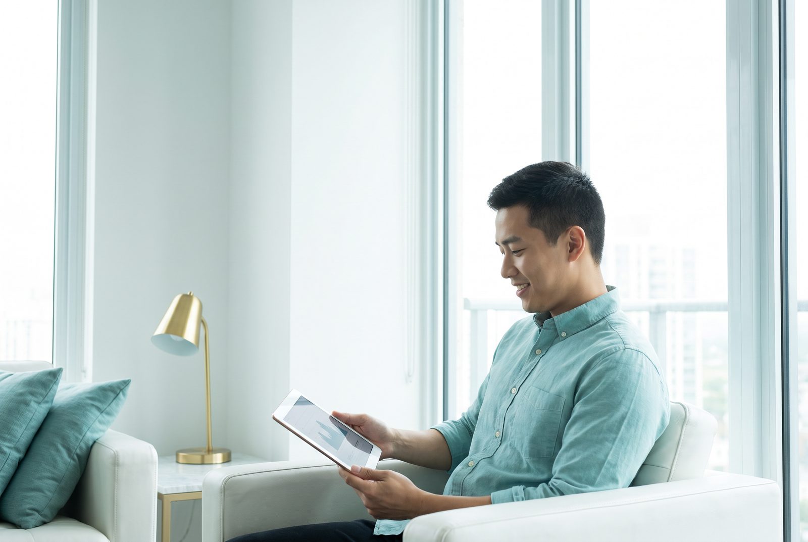 Nhà đầu tư trẻ đọc báo cáo thị trường trên máy tính bảng